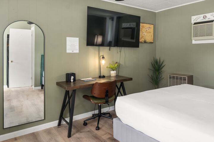 CedarWood Inn