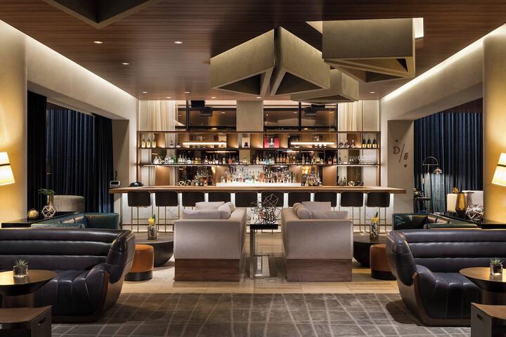 Lounge 104 of 118
