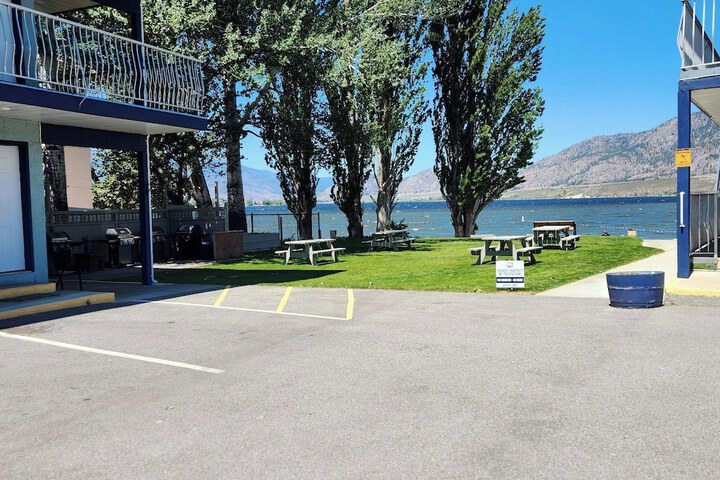 Poplars Motel on the lake