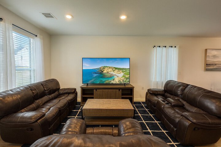 Modern 4BR New Home w Luxury Touches