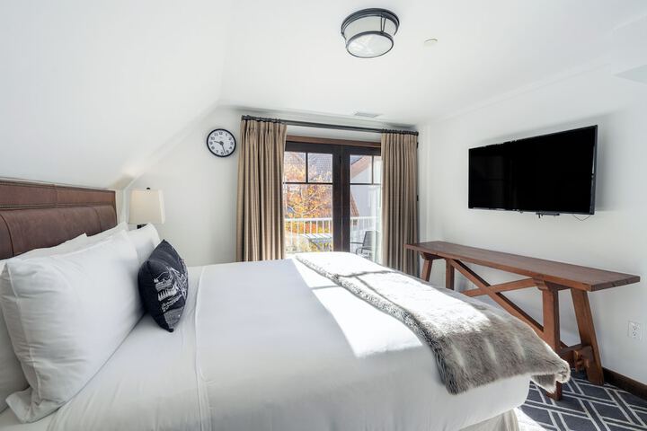 Madeline Hotel & Residences Auberge Collection