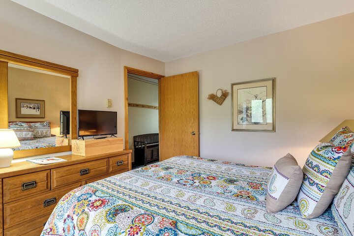 Condo on First Green w / Deck at Schuss Mountain!