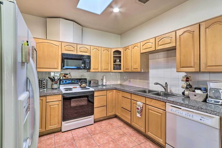 Eloy Desert Oasis w / Courtyard & Pool Access!