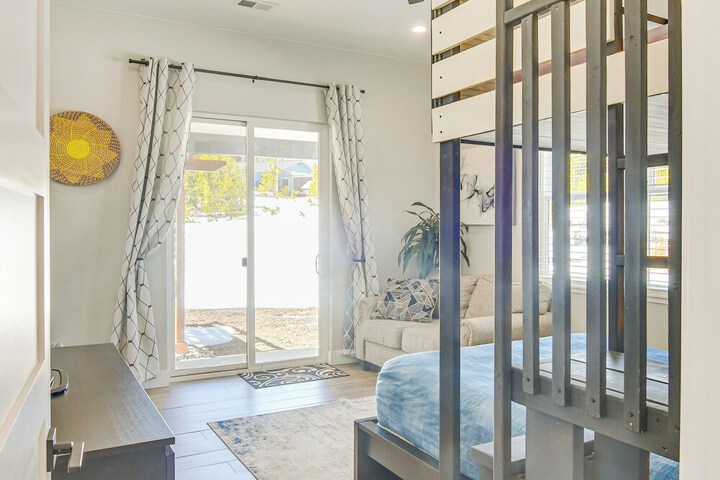 Romantic Mountain Retreat w / Scenic Views!