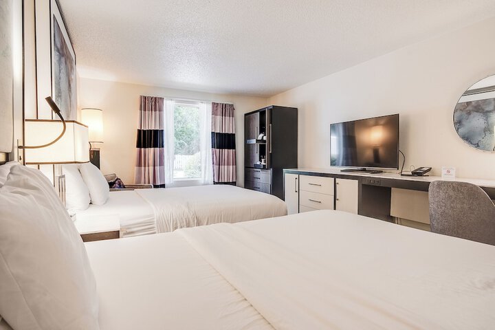 Cottonwood Suites Savannah Hotel & Conference Center