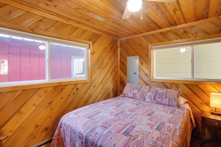 Charming Lakefront Cabin w / Deck & Fire Pit!