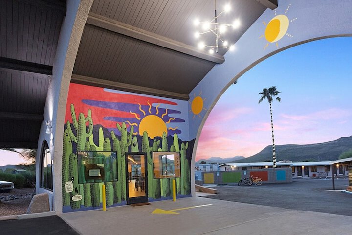 Hotel McCoy Tucson - Art Coffee, Beer, Wine