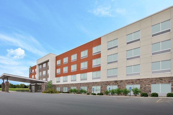 Holiday Inn Express & Suites Parkersburg East by IHG