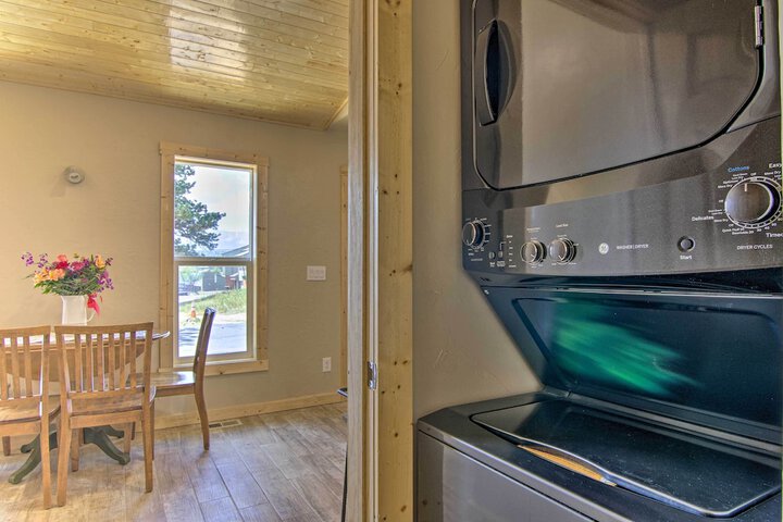 Mountain Cabin Walk to Dining / memorial Park!
