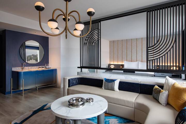 Lounge 118 of 136