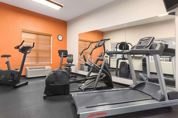 Country Inn & Suites by Radisson Salina, KS