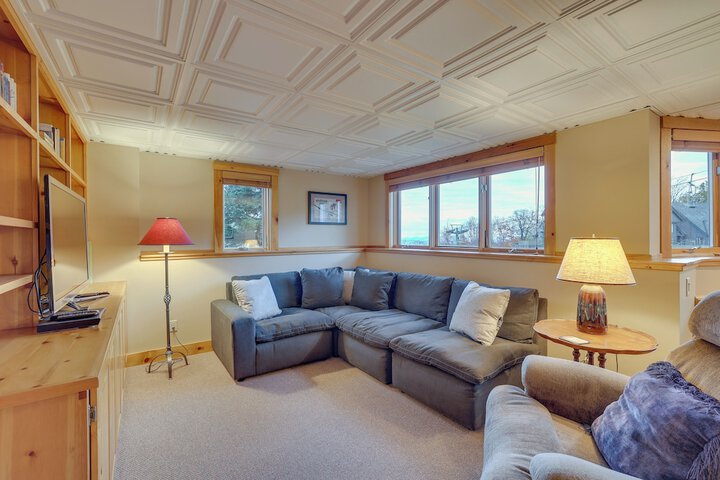 Ski-in / ski-out w/ Sauna in Jay Ski Peak Resort!