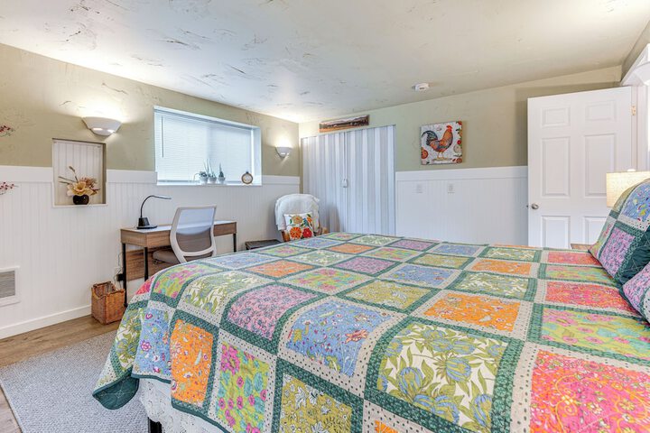 Charming Updated Retreat Walk to Lake Stevens!