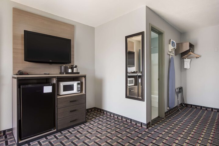 Room 9 of 32