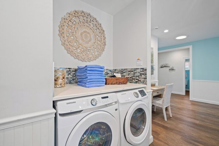Sardinia Vacation Rental: Delightful Coastal Home near Vanderbilt Beach. Relax in a Private Pool and Spacious 4-BR Retreat with Modern Amenities. Ideal for Families. Minutes from Mercato and Local Attractions
