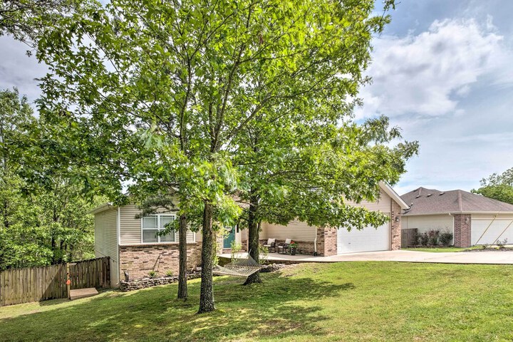 Bella Vista Home w / Yard: Half Mile to Trails!