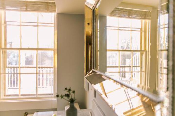 Room 6 of 10