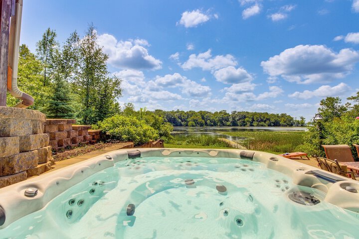 Private Lakefront Cabin w / Hot Tub Deck & Views