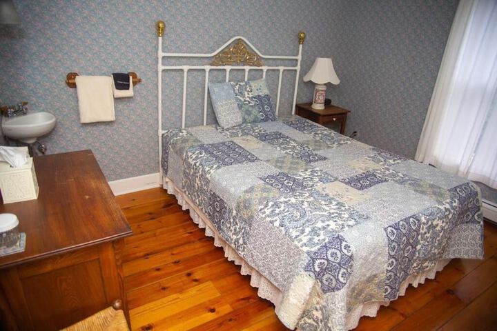 Room 32 of 42