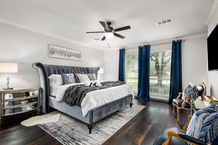 Upscale 4BR Cypress Home w Pool Hot Tub, Theater, Sleeps 20