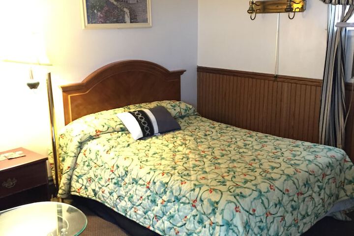 Room 6 of 9