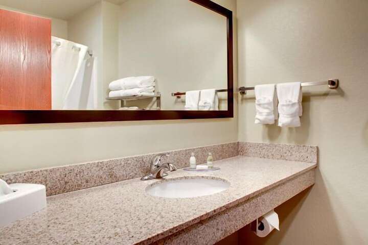 Castle Rock Inn & Suites