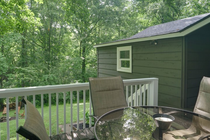 Cozy Tennessee Cabin w / Deck Grill & Fire Pit!