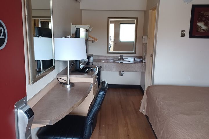 Room 10 of 16