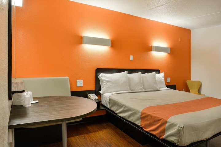 Room 10 of 26