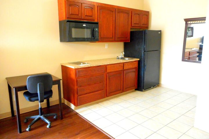 Crossroads Inn & Suites