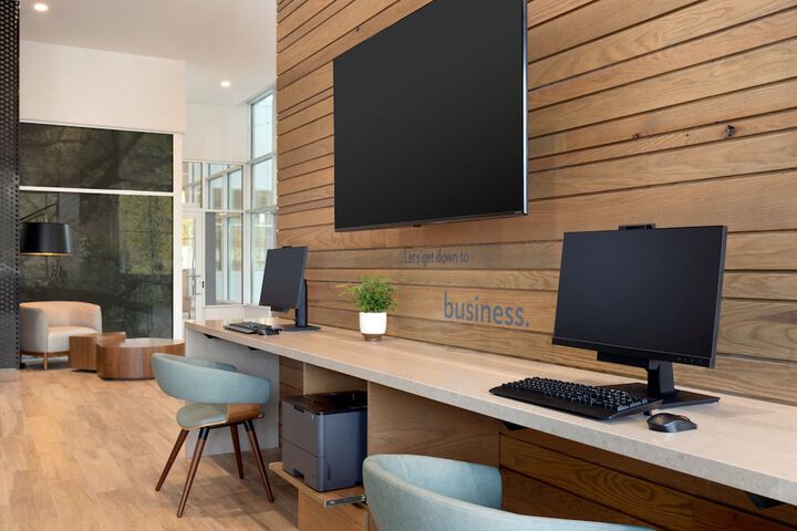 Business Center 72 of 75