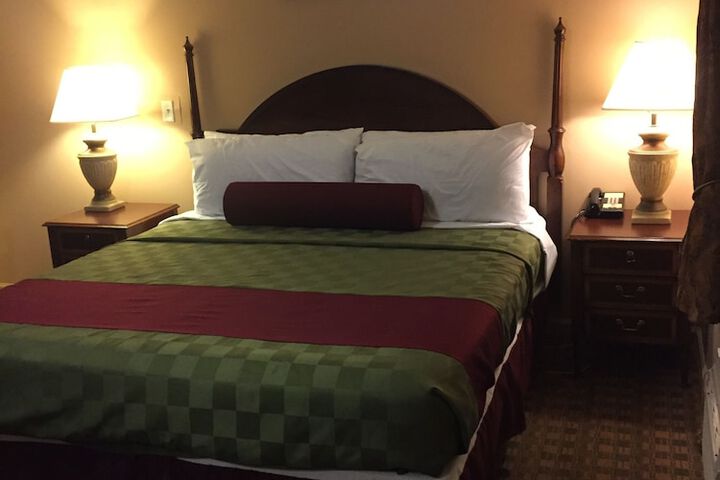 Room 11 of 28