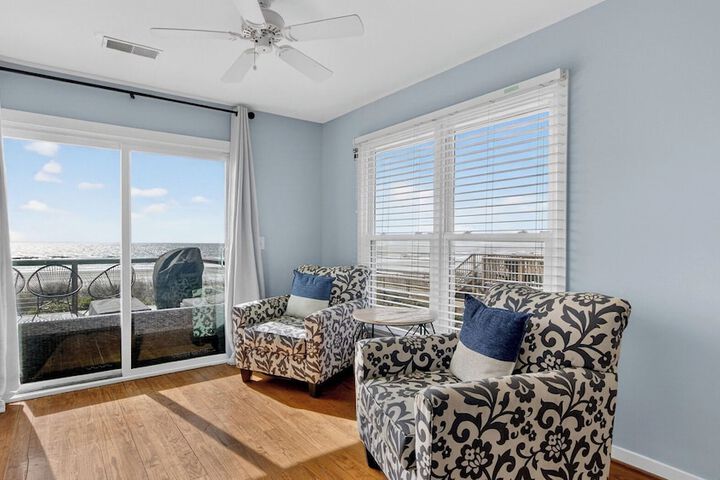 Lighthouse by Avantstay Beachfront View Home w / Pool Table & Ping Pong