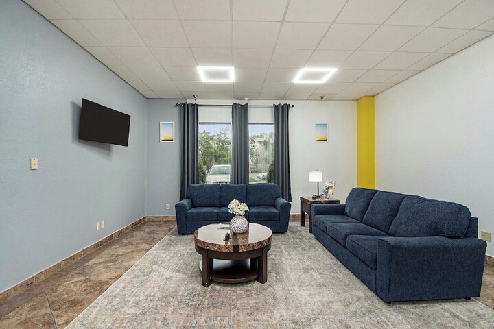 Days Inn & Suites by Wyndham Mt. Pleasant