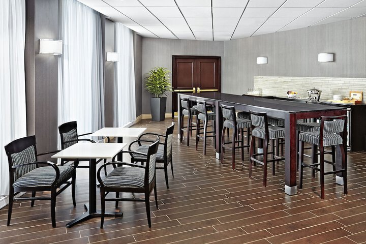 Lounge 72 of 79