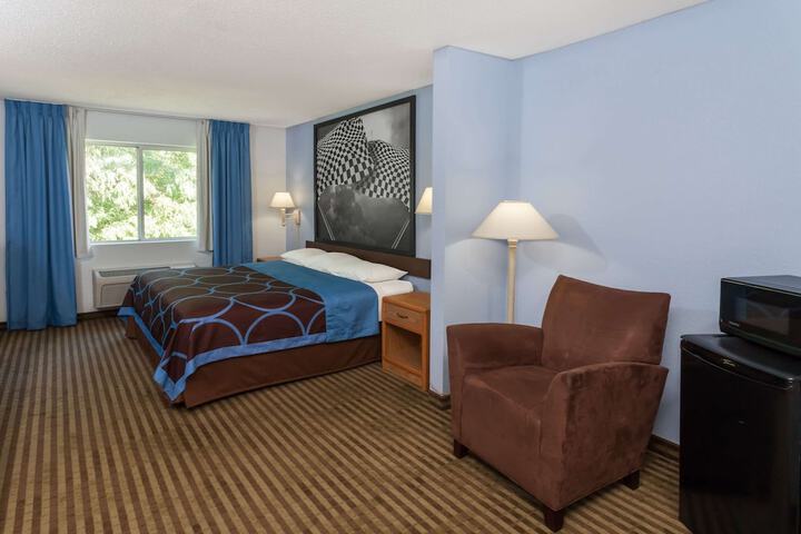 Super 8 by Wyndham Huntington