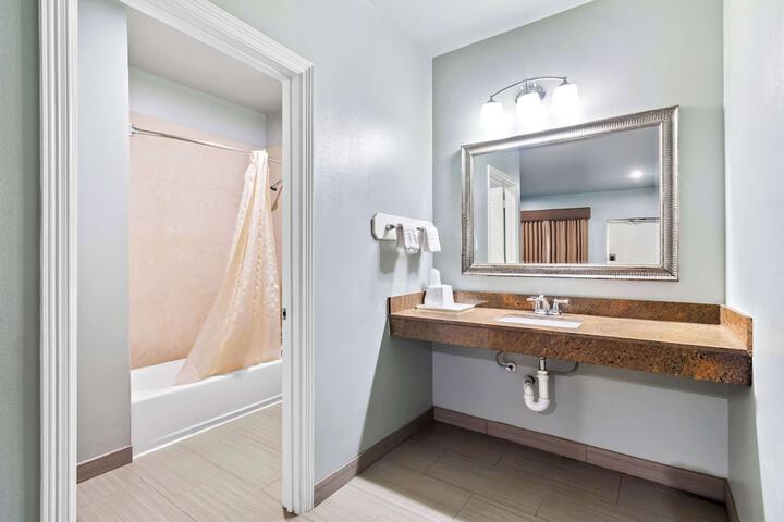 Econo Lodge Inn & Suites Channelview - Houston East