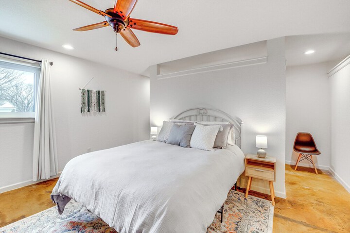 Central & Modern Studio w / Workspace in Owasso!