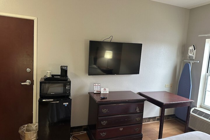Econo Lodge Inn & Suites
