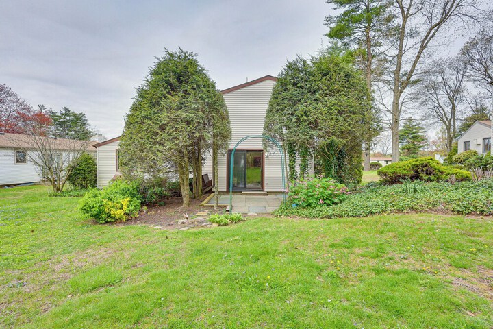 Quaint Bristol Townhome 14 Mi to West Hartford!