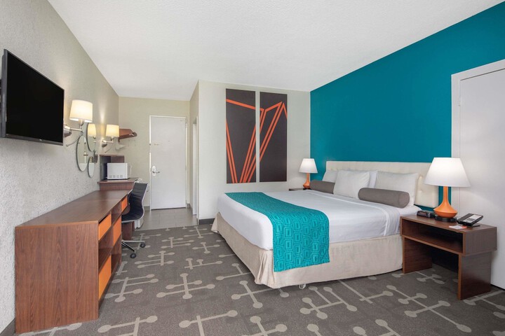 Room 8 of 18