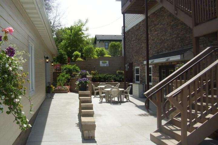 Price Pointe Inn