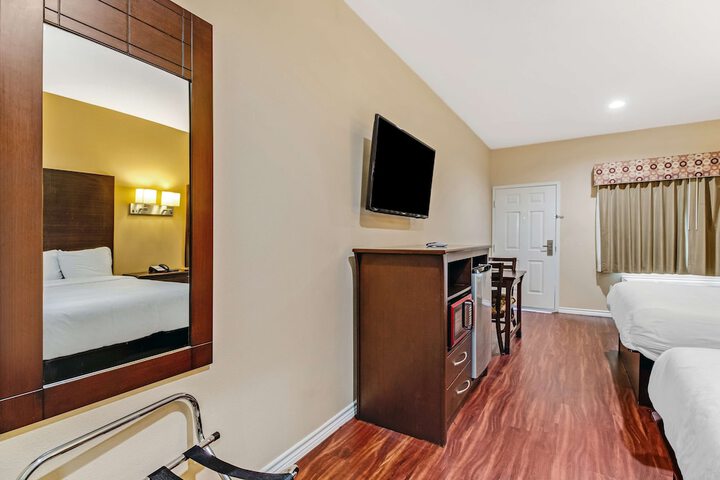 Room 13 of 30