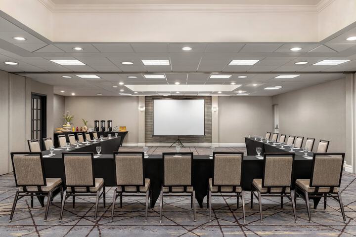 Crowne Plaza Edison by IHG