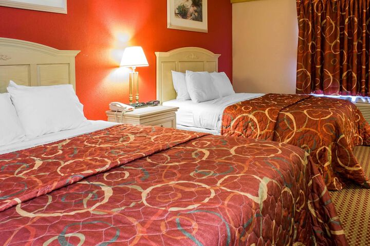 Econo Lodge Inn & Suites Walnut