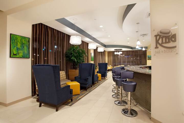 Lounge 105 of 110