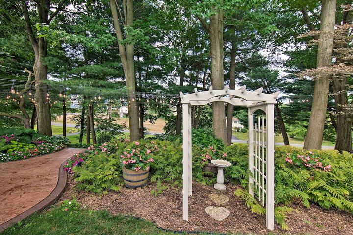 Charming Apartment w / Yard & Beautiful Gardens!