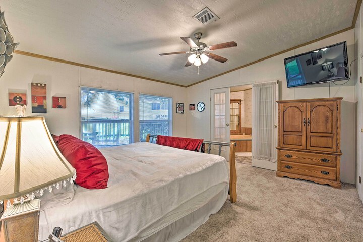 Cedar Creek Lake Access: Retreat w / Deck
