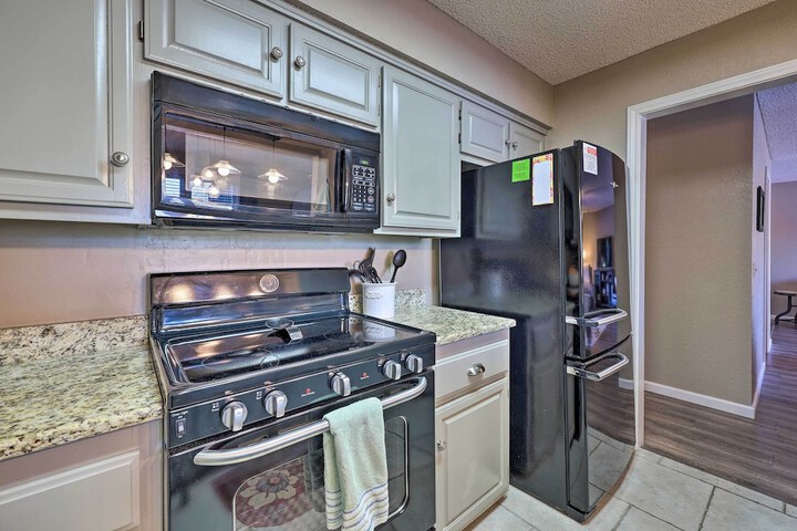 Bella Vista Home w / Deck + Trails: on Golf Course!