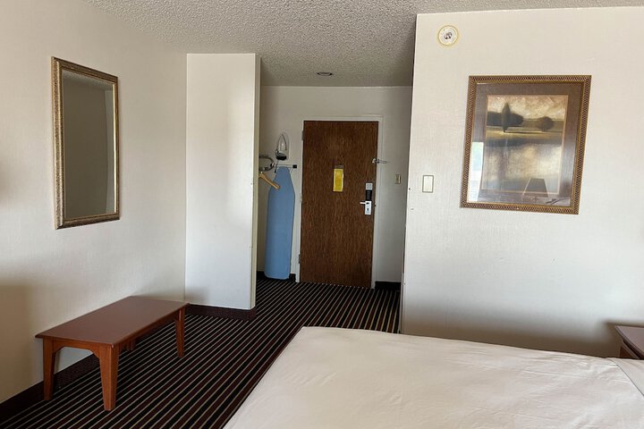 Room 5 of 9